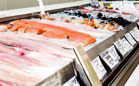 What to look out for when buying fish .